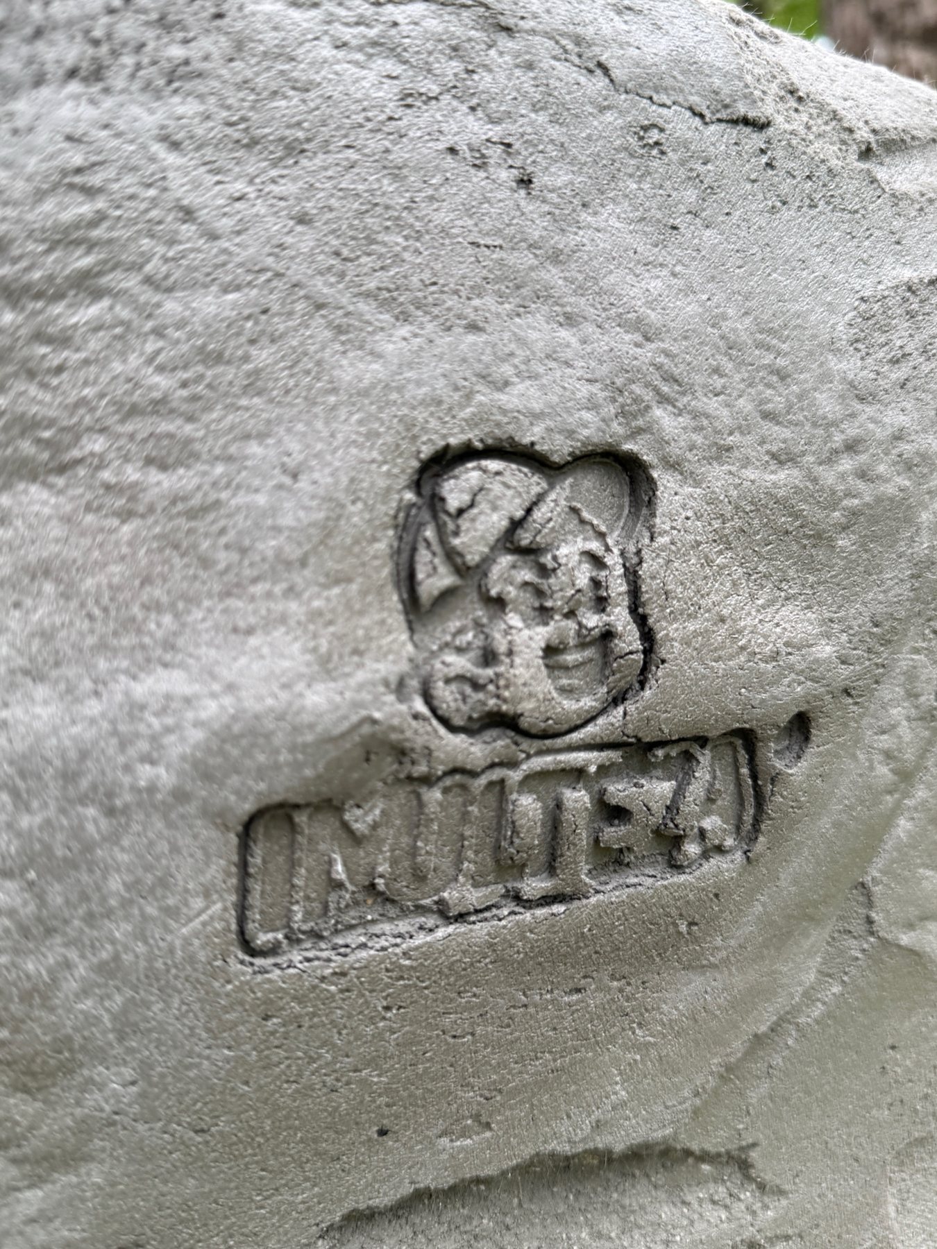 Détail d'une signature sculptée en relief dans une réalisation IMULTEZA.