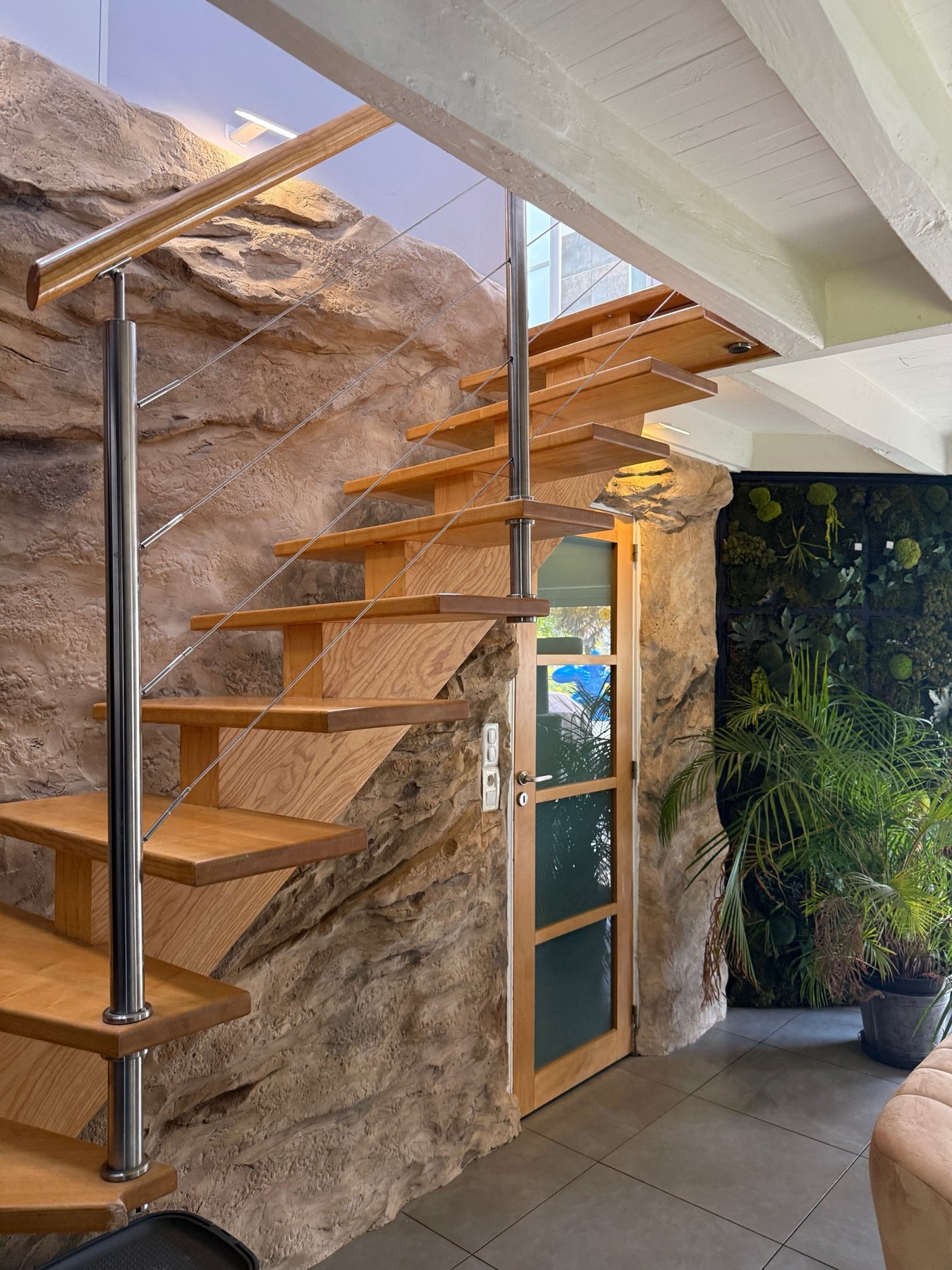 Réalisation intérieure IMULTEZA : décor minéral sous un escalier en bois