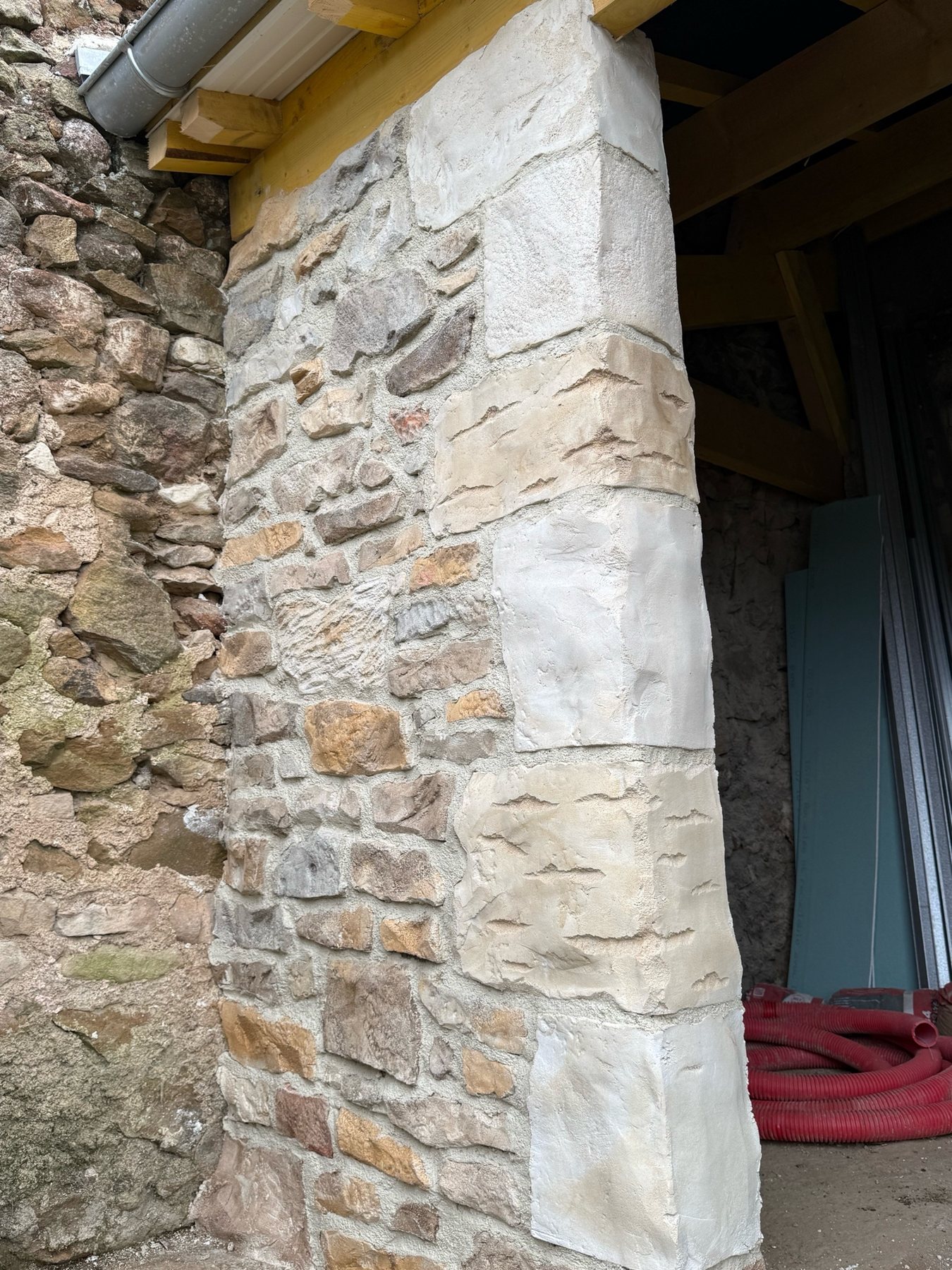 Réalisation extérieure IMULTEZA : maçonnerie décorative claire.