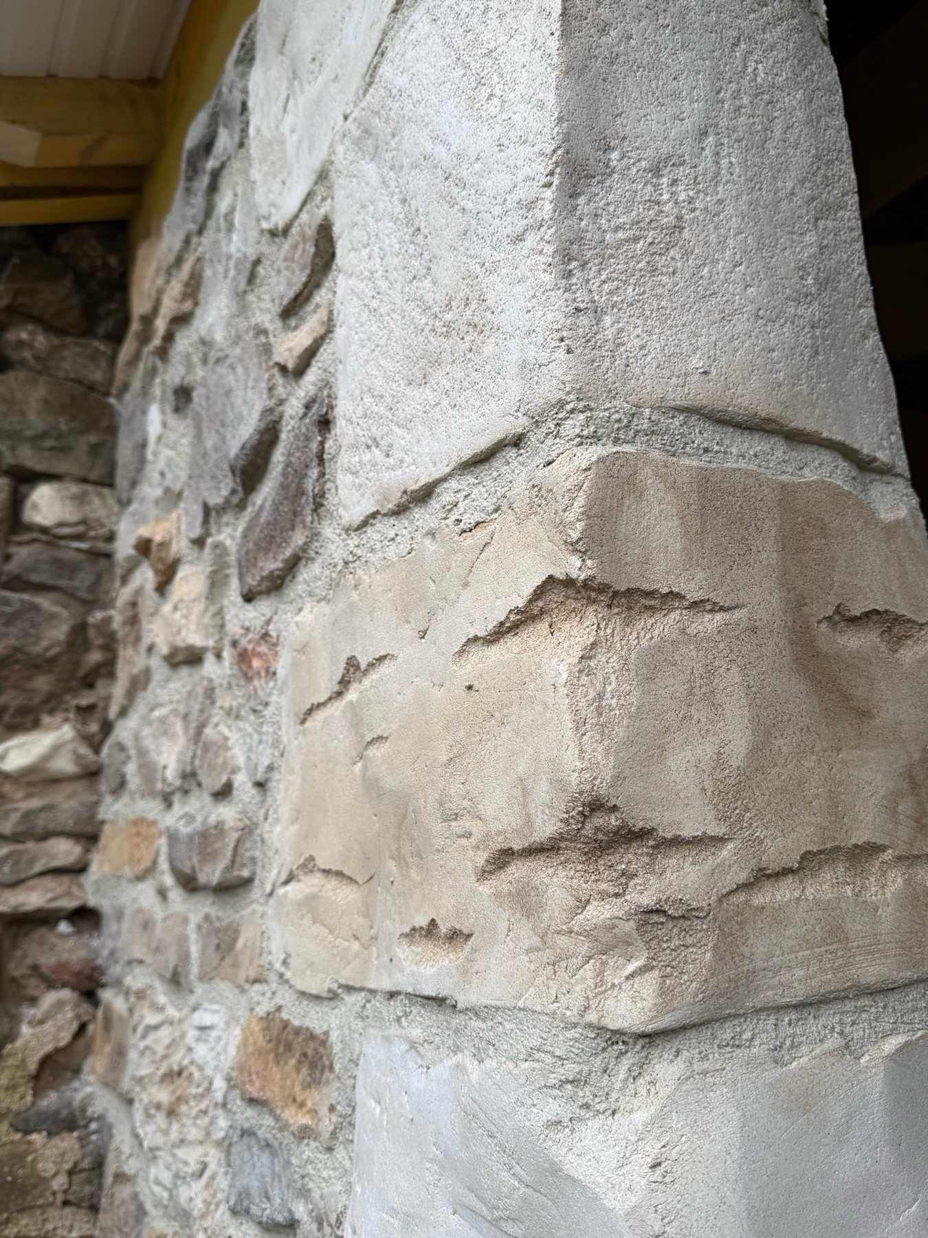 Réalisation extérieure IMULTEZA : relief de pierre sous une lumière latérale.