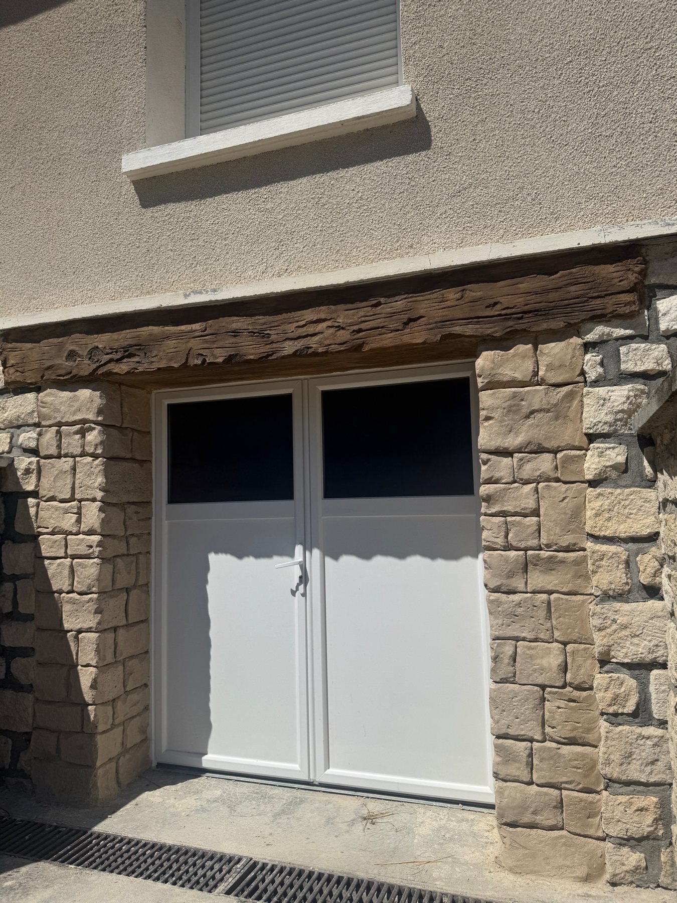 Détail d'une façade extérieure en imitation pierre réalisée par IMULTEZA.
