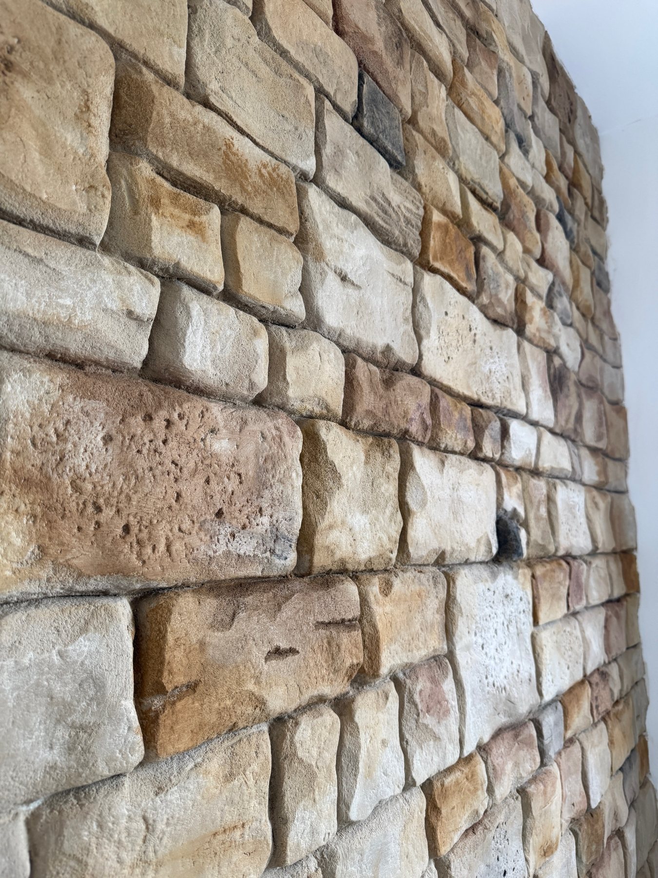 Détail d'une réalisation extérieure IMULTEZA : mur en imitation pierre et joints creusés.