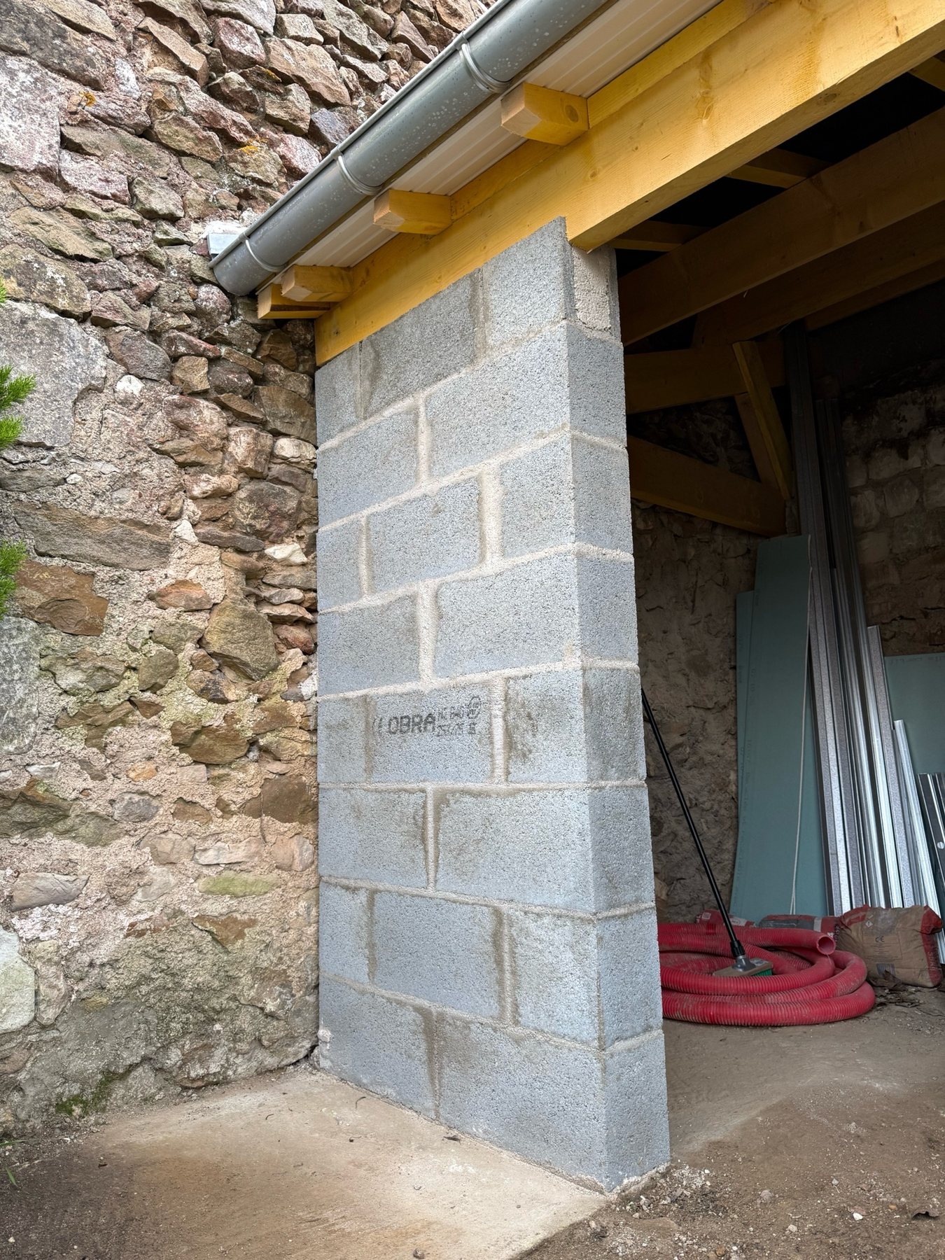 Réalisation extérieure IMULTEZA : habillage de porte en imitation pierre.