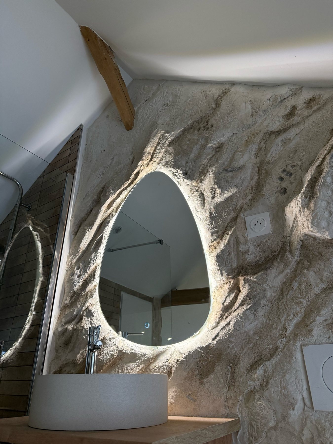 Détail d'une réalisation IMULTEZA : relief rocheux intérieur et texture minérale.