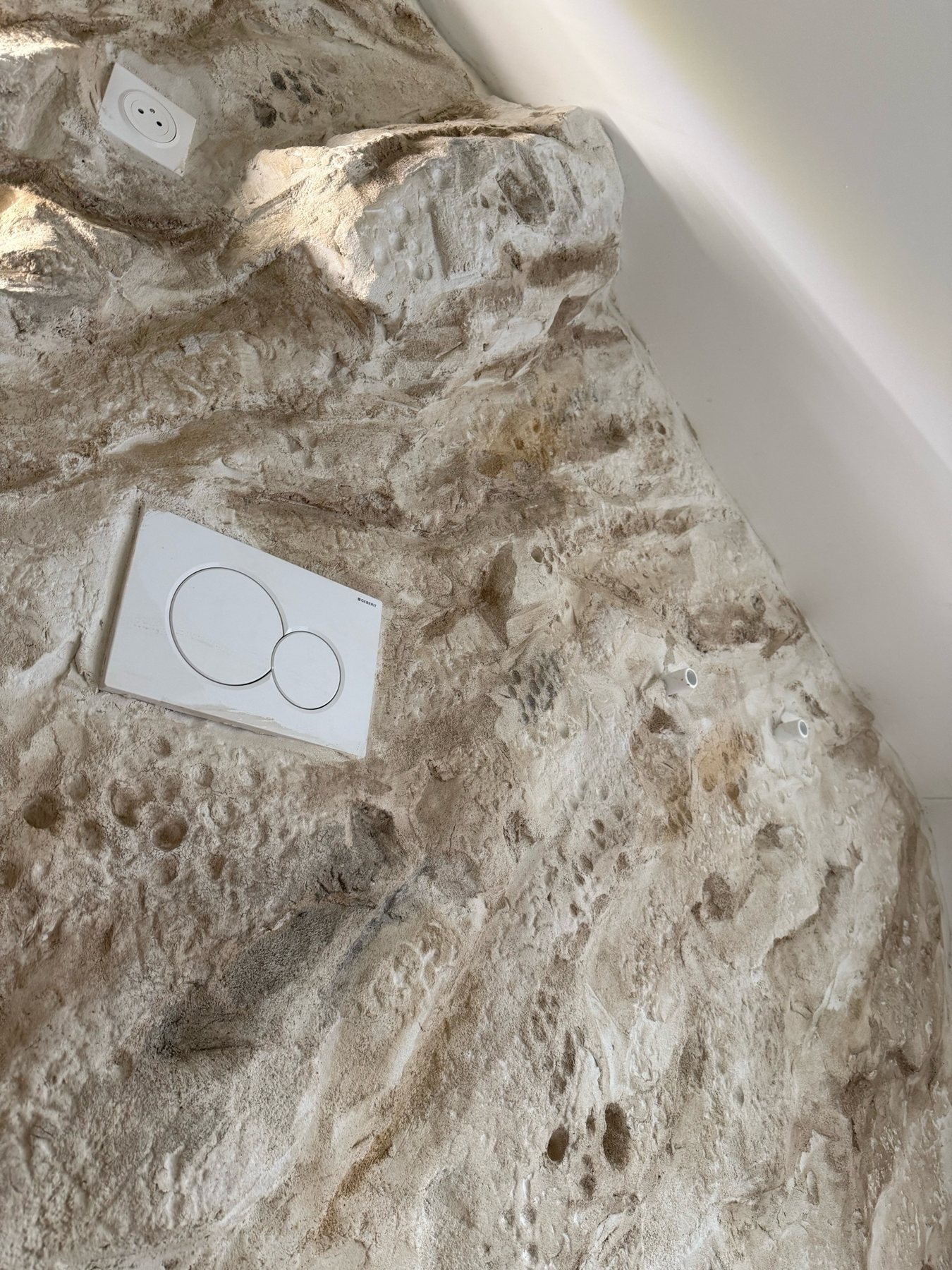 Détail d'une réalisation IMULTEZA : relief rocheux sculpté et texture minérale
