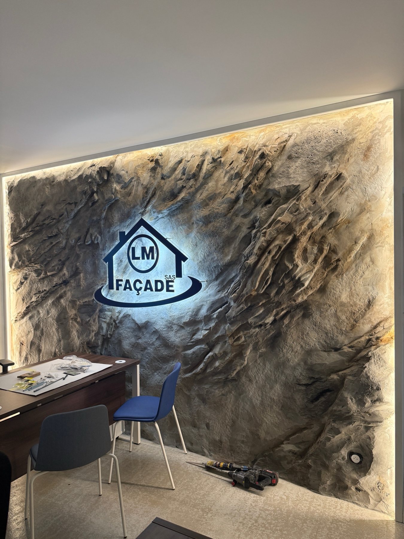 Réalisation IMULTEZA : décor mural sculpté avec emblème en relief.